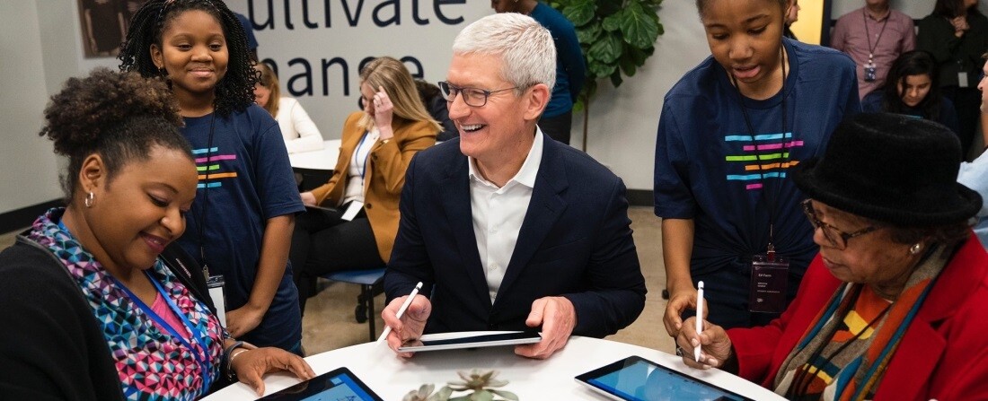 Steve Jobs után Tim Cookot is dollármilliárdossá tette az Apple