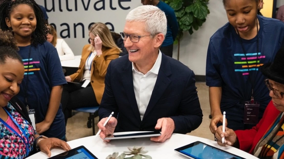 Steve Jobs után Tim Cookot is dollármilliárdossá tette az Apple
