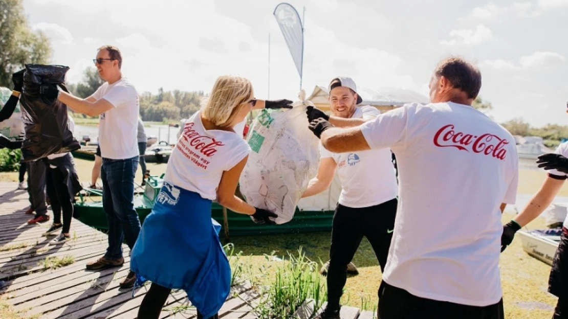 Nyolcvan tonnával már biztosan kevesebb szemét van a Tiszában a kólagyártó szemétszedő akciója után