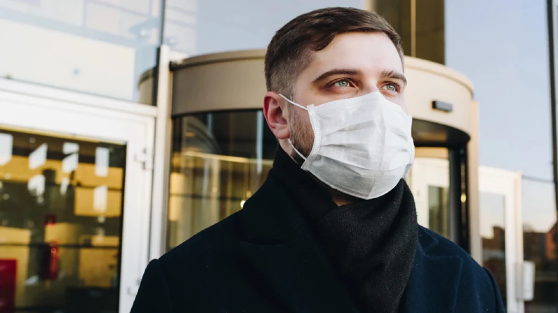 A britek lazítanak, már a maszkot is elhagyják, pedig itt a delta