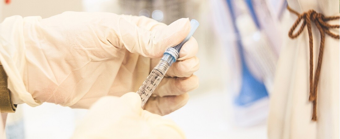 Rejtélyes betegség miatt szünetel a legnagyobb reményű vakcina tesztelése