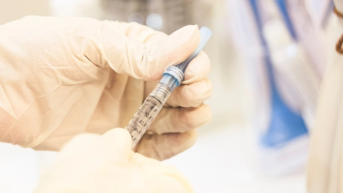 Rejtélyes betegség miatt szünetel a legnagyobb reményű vakcina tesztelése