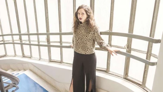 Már nem rejtegeti. Kiemeli!