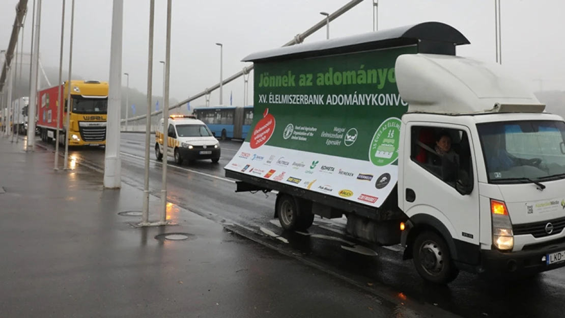 20 kamion vitte végig a városon a 90 tonna élelmiszeradományt
