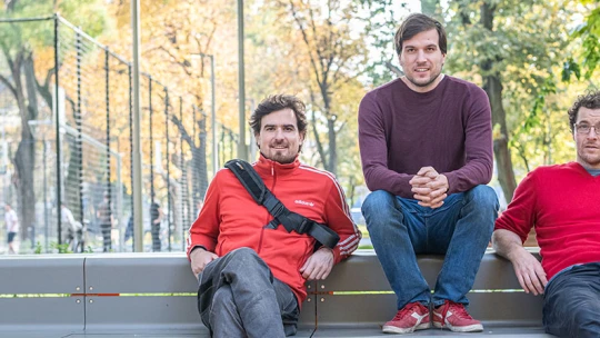 Ugyanazt csináljuk, mint a játszótérgyártók, csak felnőtteknek tervezünk – most éppen mászófalat