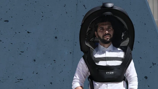 Tényleg ez a hétköznapjaink jövője? Katasztrófafilmbe illő high-tech sisakokat fejlesztenek a vírus ellen