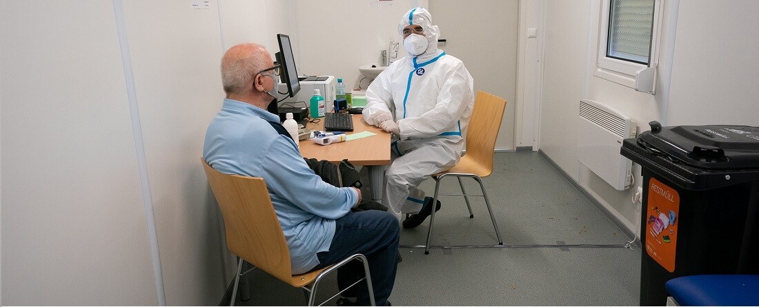 Bécsben már mobil konténer-rendelőkben is vizsgálják a koronavírus-gyanús betegeket