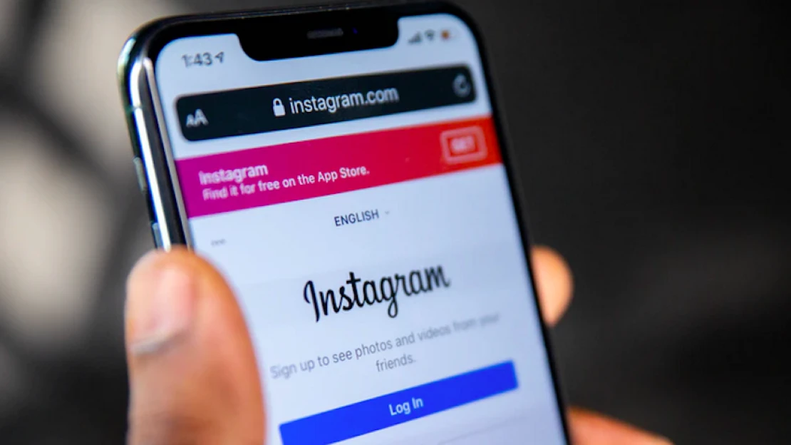 AI-ellenes újítás jön a Facebookon és az Instagramon
