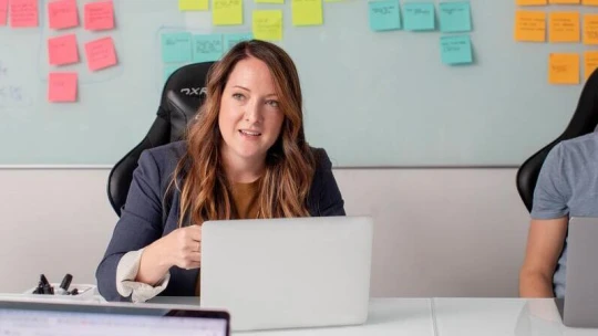 Repedések az üvegplafonon: a középvezetői szinteken javul a tendencia