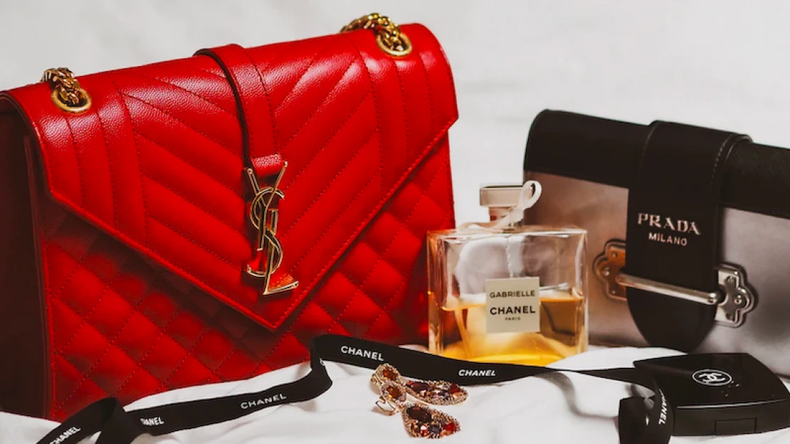 Bejelentkezett a Versace megvásárlására egy másik luxusmárka