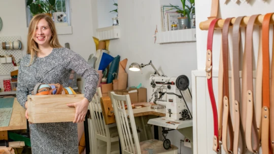 Bauhaus nyakörvekkel kezdte, ma már kutyaházat is tervez, új-zélandi ebek is viselik a Madzag-kiegészítőket