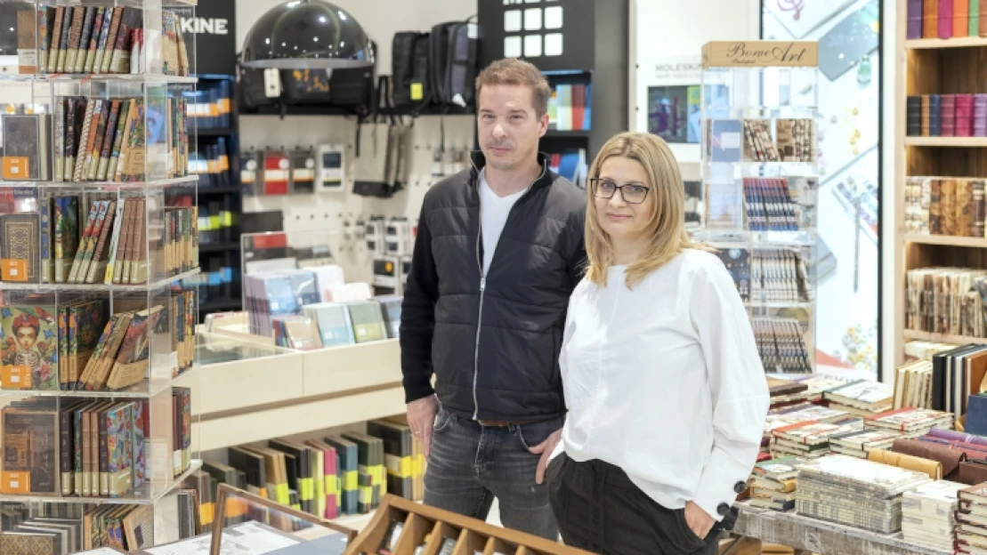 Mit lehet csinálni két órán keresztül egy papírboltban?