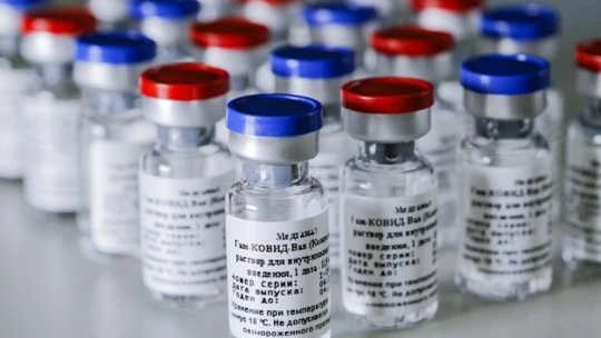 Orosz vakcina: eltérés lehet a klinikai teszten vizsgált és a forgalmazott változat közt