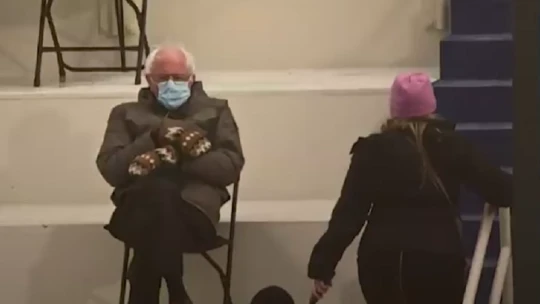 Közel kétmillió dollárért adta el Bernie Sanders a róla készült mémes ruhákat, az egész jótékonyságra ment
