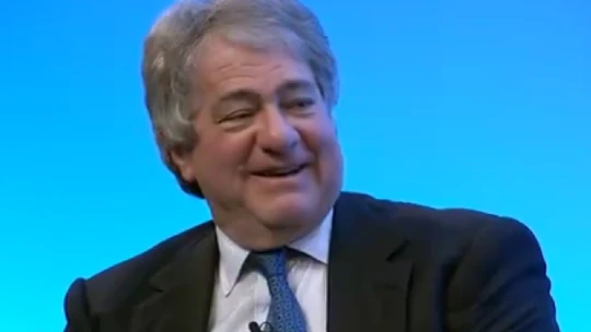 Butának tartották, mégis milliárdos lett a self-made man, aki épp most bukik bele az Epstein-botrányba