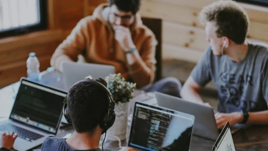 Több ezrek válhatnak ingyen informatikussá, már lehet jelentkezni a programba