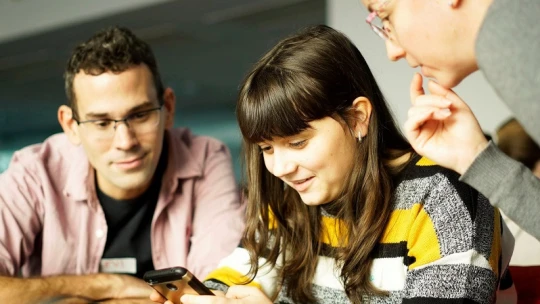 Gyerekeknek tanít ingyenes programozást a Skool csapata