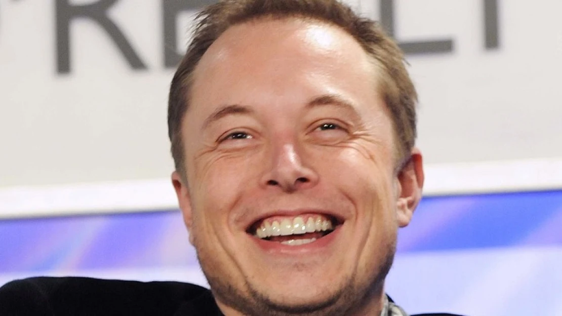 Musk egy tweettel kilőtte egy kriptovaluta árfolyamát, majd azt ígérte, bitcoinért is vehetünk Teslát