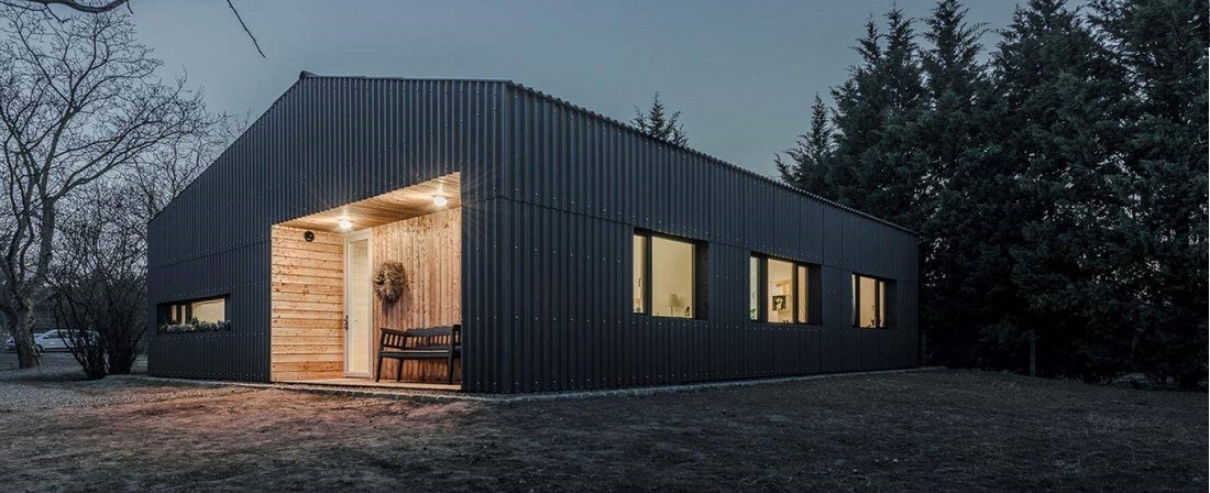 Fekete hullámpalából épült családi ház és táj-restaurációs központ a díjnyertesek – képekkel