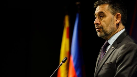 Egy ember, aki görcsösen kapaszkodott a hirtelen jött hatalomba – és saját trolljai miatt kattant rajta a bilincs