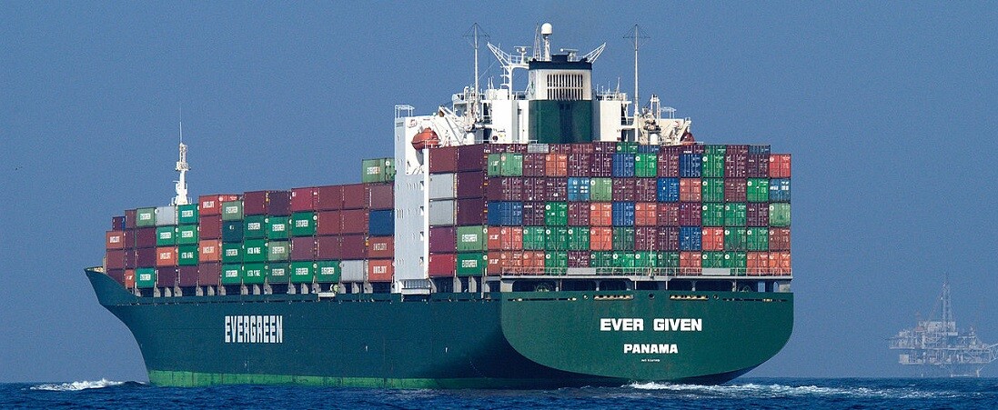 Ever Given: még mindig a Szuezi-csatornánál vesztegel az óriási hajó, megy a vita a kártérítésen