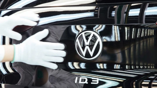 Rááll az akkugyártásra, és radikálisan csökkentené az e-autók árát a Volkswagen
