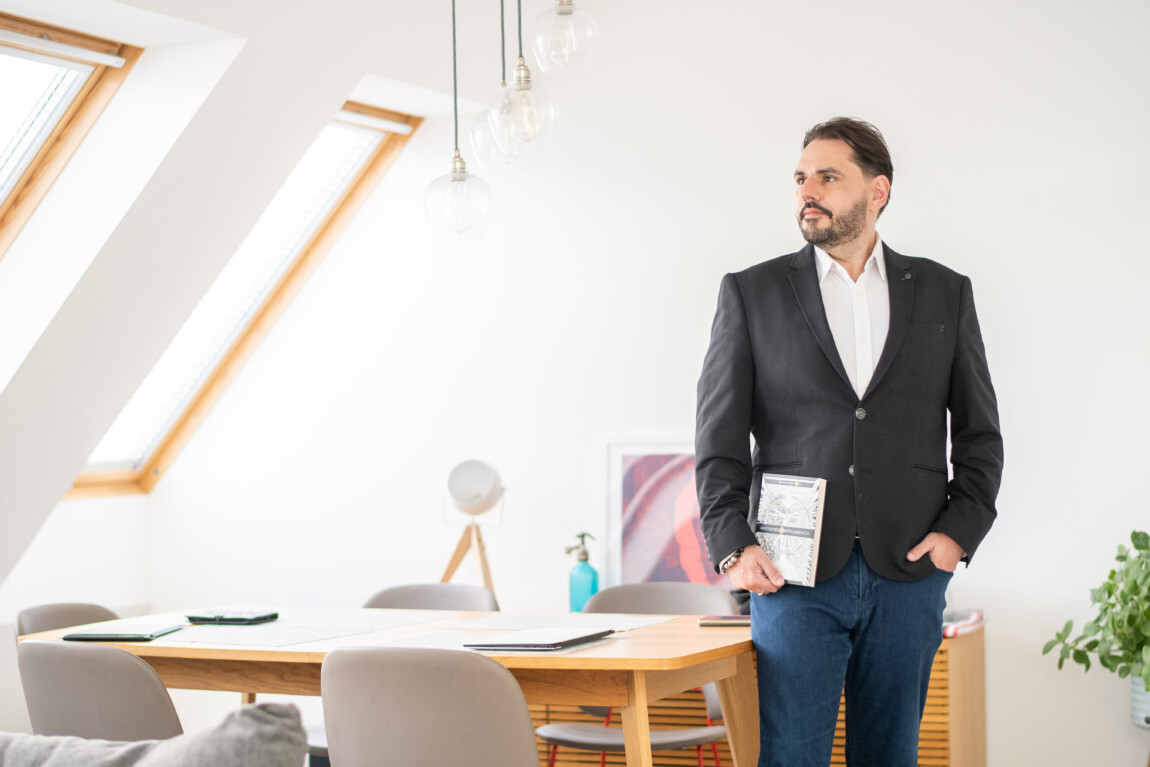 Tilesch György: Az AI-cégek mintha azt üzennék, mi vagyunk az egyetlenek, akik meg tudnak titeket menteni magunktól