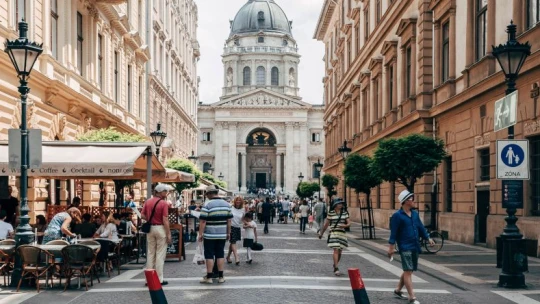 Megjelentek az új részletszabályok: egymilliós bírság, bezárás, ha valaki nem ellenőrzi a védettségi igazolványt