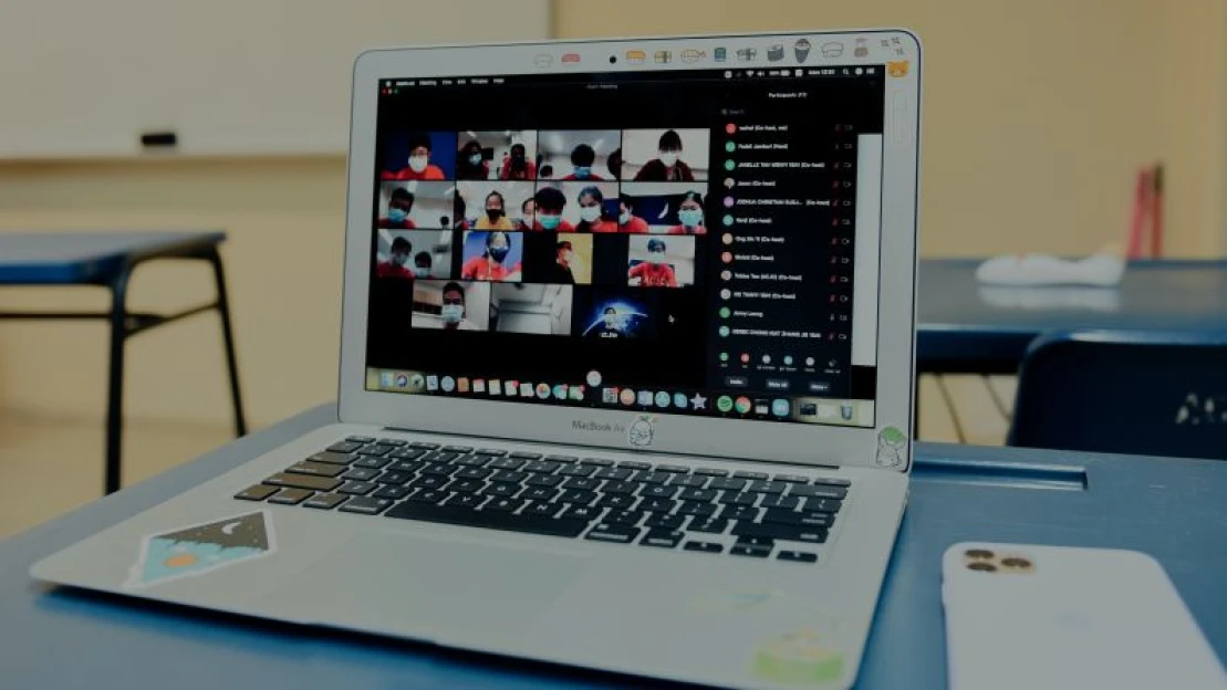 Ki lehet-e valakit rúgni csak azért, mert vírustagadó?