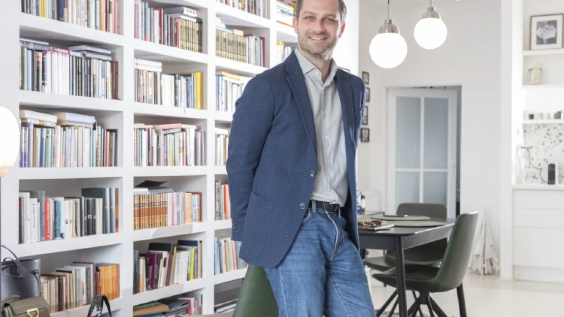 Gondosan összerakja magát, majd hanyagul elfelejti