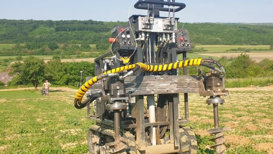 Kiderült, miért fúrt több ezer lyukat két titokzatos robot Rezi határában