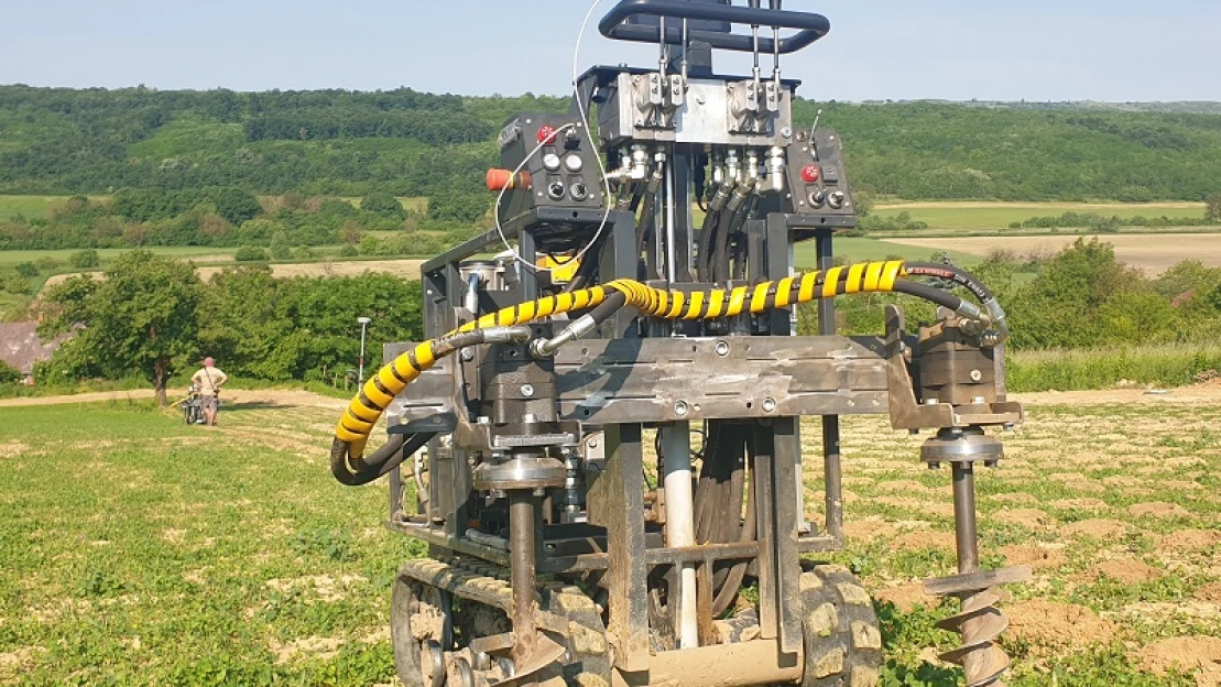 Kiderült, miért fúrt több ezer lyukat két titokzatos robot Rezi határában