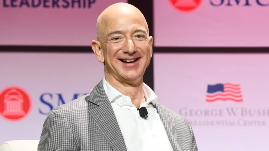 „Nem mondasz igazat, Bezos” – hazugsággal vádolja az Amazon-vezéreket az amerikai igazságügy