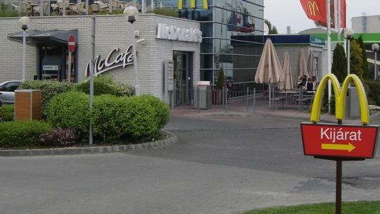 Eltünteti a műanyagot a McDonald’s az éttermeiből