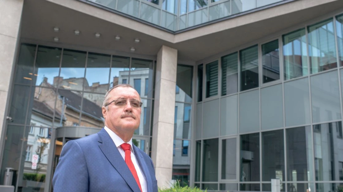 Százmilliós bírságot szabott ki és fel is jelentette a jegybank Kulcsár Tibort, a Kulcs-Soft Nyrt. alapító-elnökét
