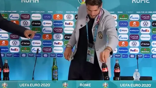 Egyre jobban fájhat, most már az UEFA feje is a kólás üveget pakolgató focisták miatt