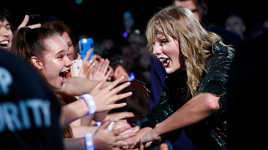 Bécs ingyenjegyekkel, hamburgerrel és kristályokkal kárpótolná a Taylor Swift-rajongókat