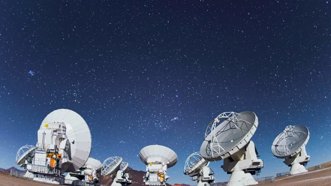 Mit keres a karácsonyfaizzó a szekrényben?