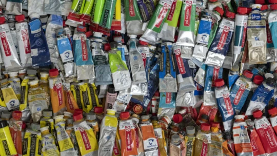 Szokatlan együttműködéssel csinál kedvet a kortárs festészethez az egyik legkeresettebb magyar festő és egy magyar családi ruhamárka