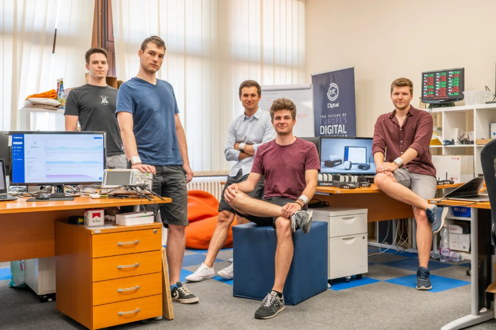 Az Entremo csapata balról jobbra: Dános Péter, Mitnyik Levente, Lakatos Péter, Nagy Kristóf és Knébel Miklós.