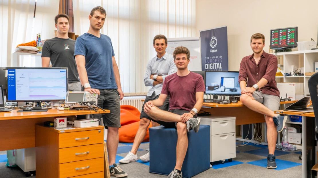 „Mi nem Magyarországra tervezünk” – így fejleszt okoskarperecet a magyar medtech startup
