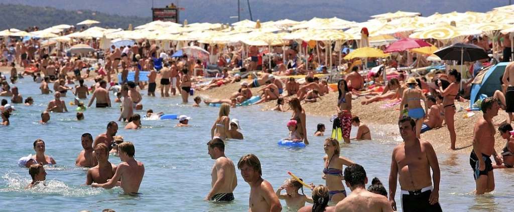 Alacsony az átoltottság, a horvátok a turisztikai szezon augusztusi befejezésétől tartanak