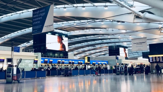 Gyorsítósávon haladhatnak át a Heathrow-n a kétszer beoltottak