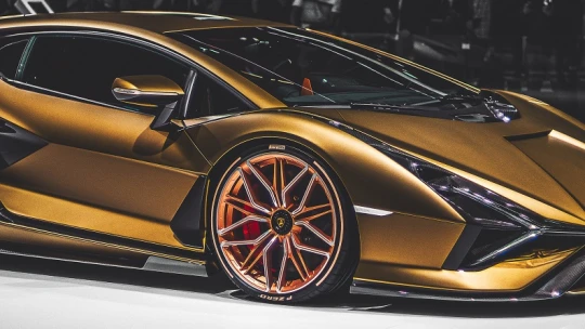 Lamborghinik, Ferrarik, Rolls-Royce-ok várakoznak a tengeren