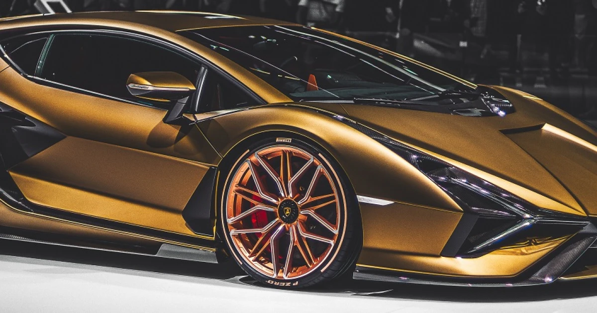 Lamborghinik, Ferrarik, Rolls-Royce-ok várakoznak a tengeren