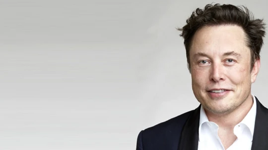 Elon Musk idomul a kínai elvárásokhoz, ma is dicsérte az ország iparát