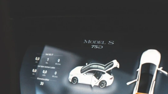 Furcsa tárolókat találtak a Tesla építkezésén, büntetést kaphat Musk