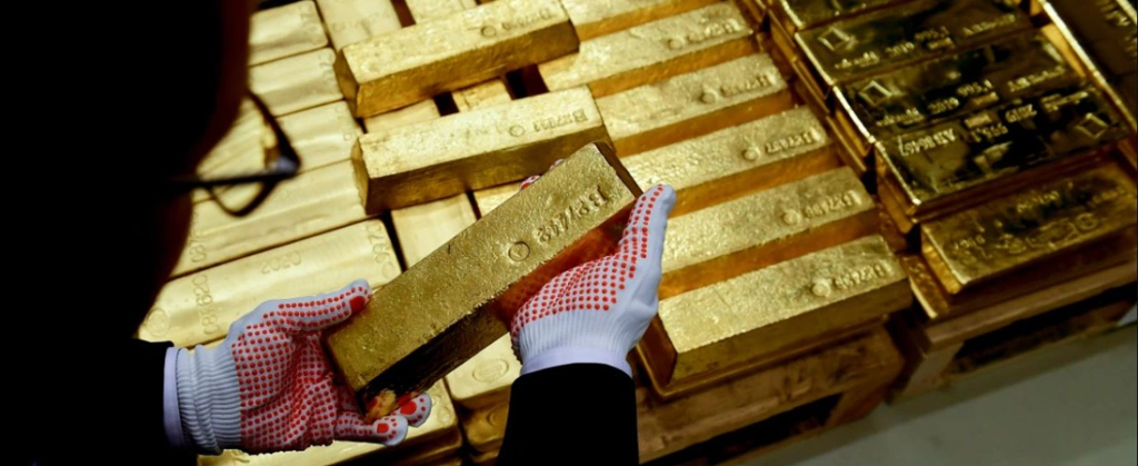 Orbán és Matolcsy aranyrudakat néz – miért növelték 63 tonnával az aranytartalékot?