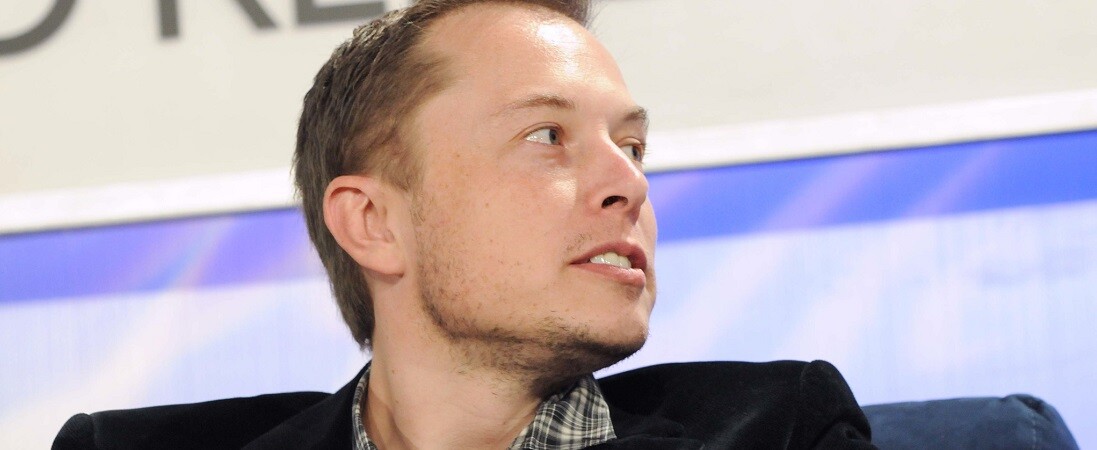 Elon Musk épp a saját autóját ekézi, de még ezt is szeretik a rajongók