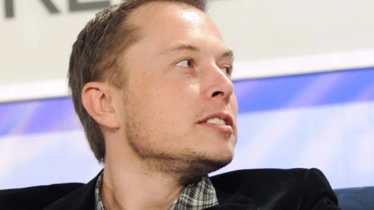 Elon Musk épp a saját autóját ekézi, de még ezt is szeretik a rajongók